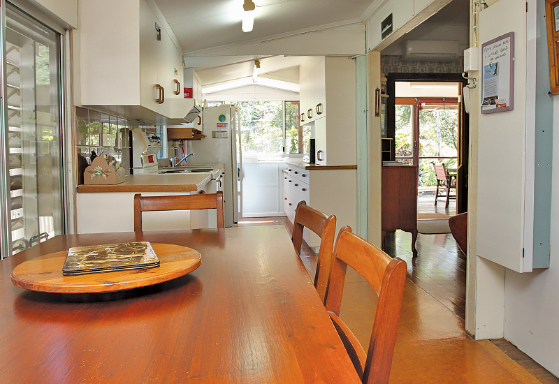 Anchorage Holiday House - Kitchen/dining area